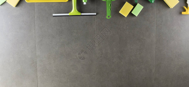 房子和办公室清理主题灰色瓷砖上的一套彩色清洁产品背景顶视图标志文本背景图片