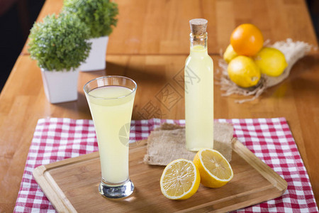 清凉的夏日新鲜自制柠檬汁Mojito加玻璃和瓶图片