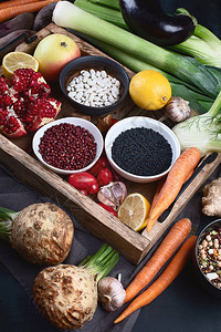 木箱中的新鲜蔬菜和豆类有机食品织女食品成分图片