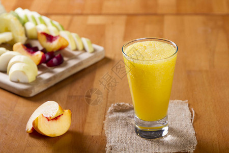 美味健康的桃子橙子和芒果冰沙背景图片