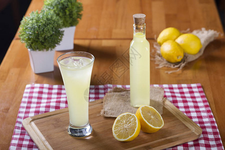 清凉的夏日新鲜自制柠檬汁Mojito加玻璃和瓶图片