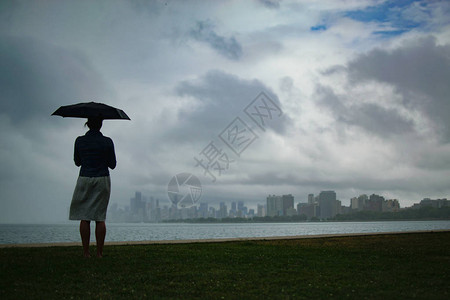 风雨中撑伞的女人图片