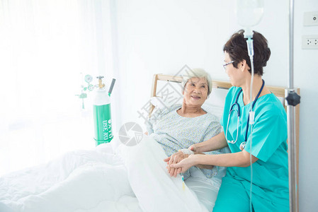 高级亚洲女病人与护士一起微笑护士图片