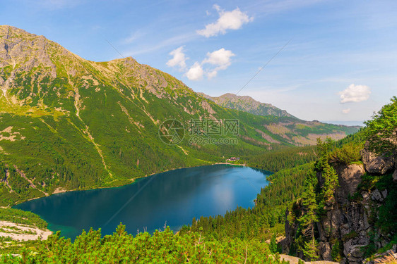 在阳光明媚的夏日从山到美丽的景色图片