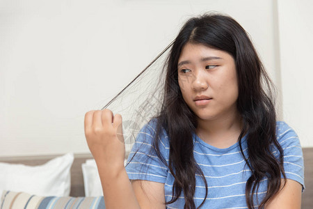 青少年妇女心理健康问题中的毛发紊乱或Trichotill图片