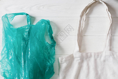 塑料袋与生态天然可重复使用的购物袋购物图片