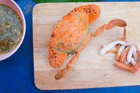 一只蒸螃蟹在砍木板和海鲜图片
