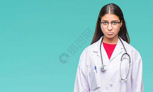 年轻阿拉伯女医生在孤立的背景中感到忧郁图片