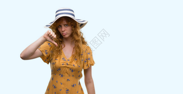 穿着暑假帽子脸色愤怒的年轻红发女青年头红发妇女图片