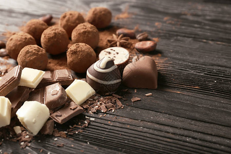 木桌上的美味巧克力糖图片