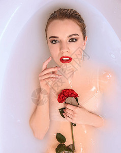 年轻感女人在洗澡时放松图片