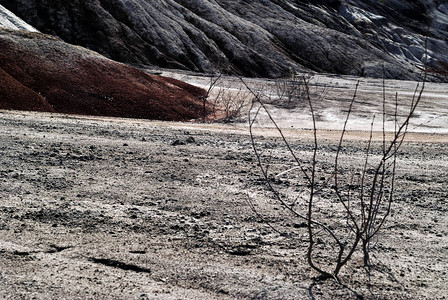 矿山垃圾场荒凉的沙漠景观中图片