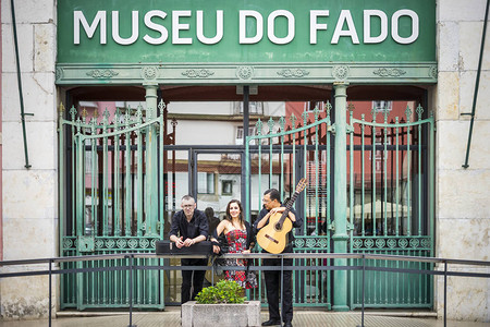 在葡萄牙里斯本Fado博物馆前的葡萄牙吉他手fado歌手和音图片