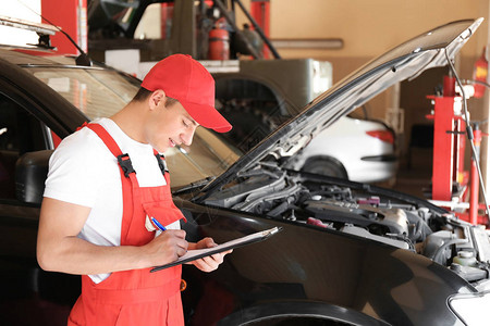 男机工在服务中心汽车附近贴有剪高清图片男机工在