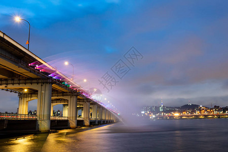 著名的班波大桥晚上在南韩首尔展出图片