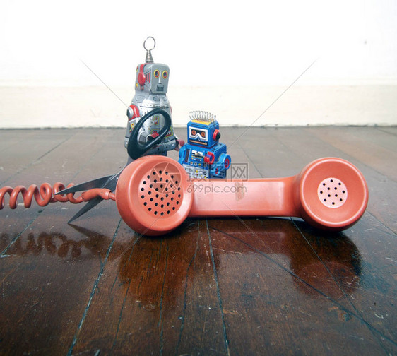 在木制地板上与反转式机器人一道切断电话线的图片