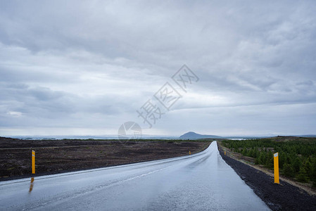 雨后潮湿的道路有乌云的暴风天空冰岛图片