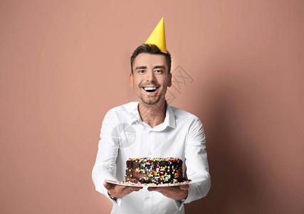 年轻男人的生日蛋糕图片