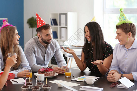 在办公室参加生日晚图片