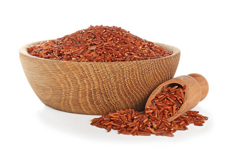 白色背景中生红米的木碗和勺子背景图片