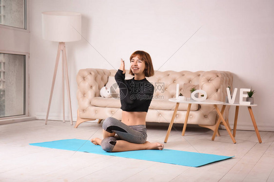 在家练习瑜伽的运动型女图片