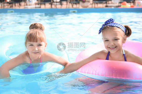 夏日在游泳池游泳图片
