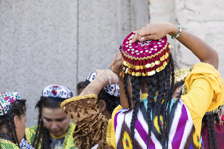 民俗舞者在乌兹别克KhivaKhiva的当地节日图片