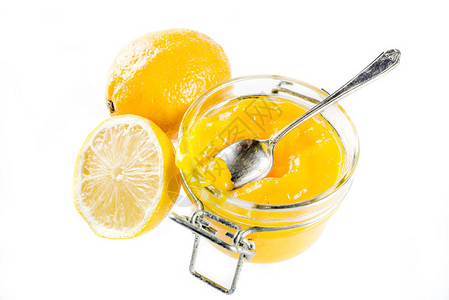 以玻璃罐子和新鲜柠檬隔绝在白色背景上的鲜柠檬背景图片