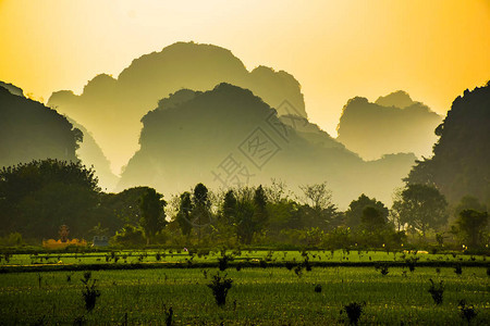 越南宁平长安的湖泊河流和壮丽的山图片