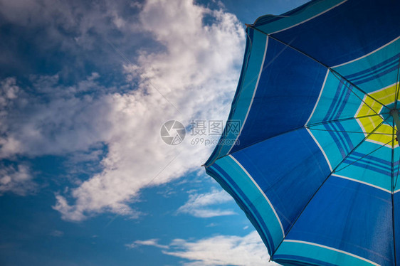 蓝色天空背景的蓝伞暑假背景Blue图片