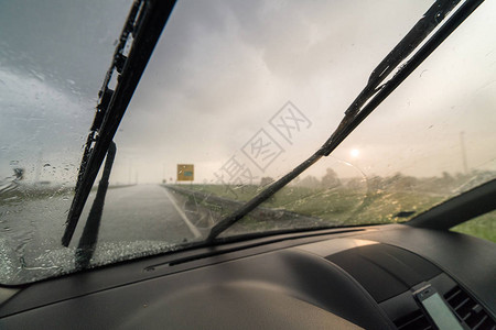 雨天从车内的挡风玻璃刮水器高清图片