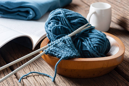 蓝色针织羊毛和织针织设备图片