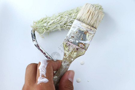 白色画墙的两根刷子我们也可以从油漆中看到脏手图片