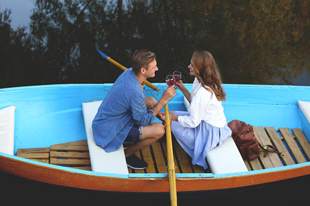 可爱的年轻夫妇在船上浪漫约会图片
