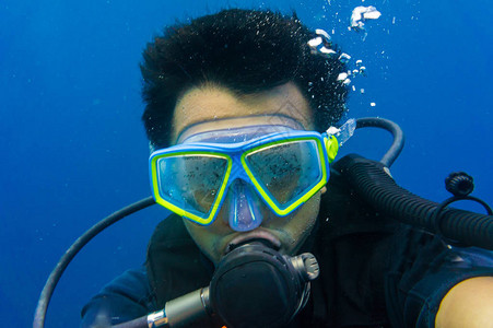 穿戴面具和水下湿衣服的Scuba潜水员自拍夏图片