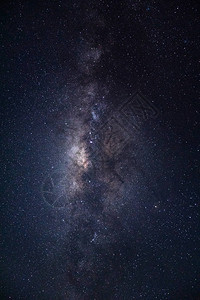 夜空中的银河和星尘与谷物图片