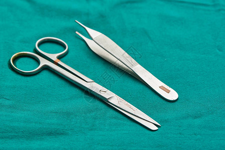 高清图片手术台上有血迹和镊子的剪刀高清图片采耳工具镊子特写高清