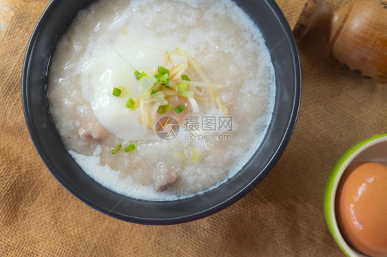 米粥上面是姜和温泉蛋图片