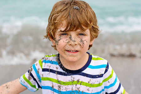 可爱活跃的小男孩在迪拜海滩上玩得开心快乐可爱的孩子在棕榈树和海洋