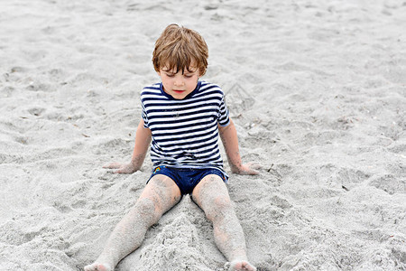 在佛罗里达州迈阿密海滩玩得开心的可爱小孩图片