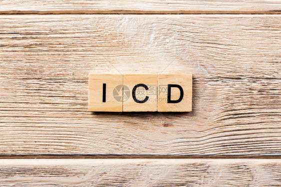 在木块上写有icd字在桌上写有ic图片