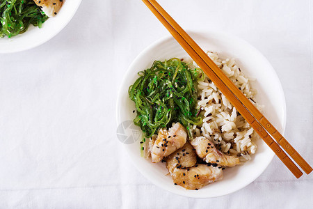 日本菜一碗大米煮白鱼和华卡黑图片