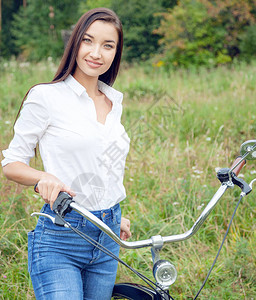 漂亮的女孩骑自行图片