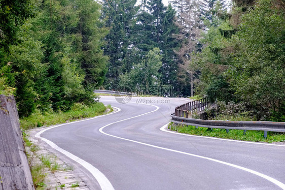 通往中山丘的沥青路面图片