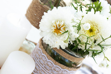 白色的花朵和蜡烛婚礼餐桌装饰图片