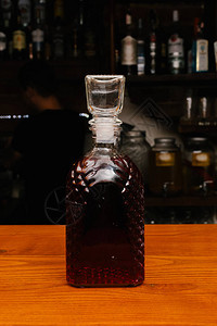 木桌上复古瓶中的甜酒图片