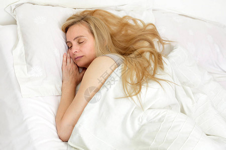 五十多岁的中年女人还有长发睡在床上的女人更年期时真图片