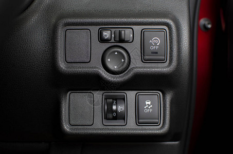 汽车中具有安全选项技术的按钮面板图片