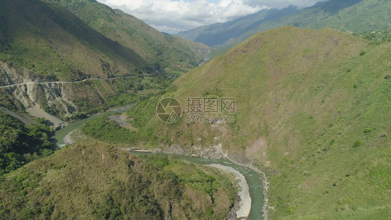 科迪勒拉山区河流的鸟瞰图图片