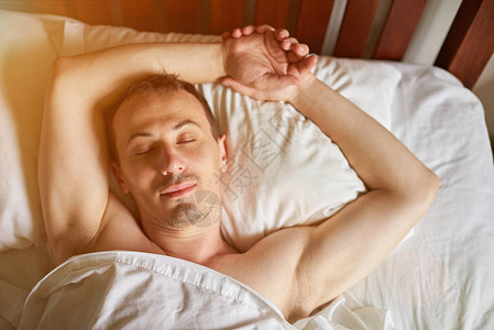 男人睡在床上做个好梦图片